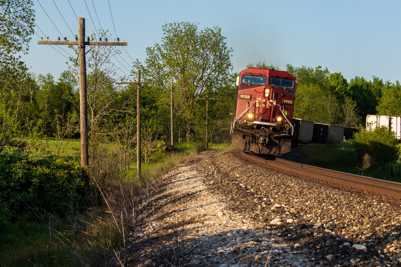 CP 239 rips around the bend, getting up to trackspeed after clearing Guelph Junction with CP 9722 leading. Highball to London!