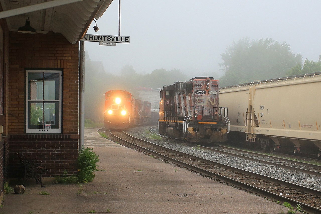 CN 451 arriving at Huntsville just as the morning fog begins to lift. The weathering on CN 4762, the power for this week's CN 595 (the Huntsville Roadswitcher) might lead one to think it had sat through a wildfire or something. Not so, it's just bad paint as with most of the old "zebra stripe" painted units.