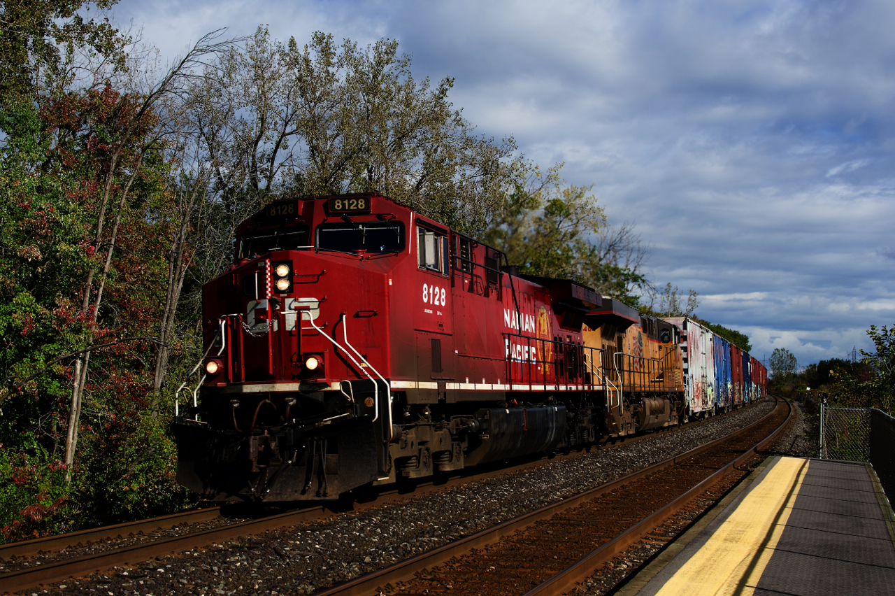 CPKC 231 blasts through Île-Perrot Station with CP 8128 & UP 5464 for power.