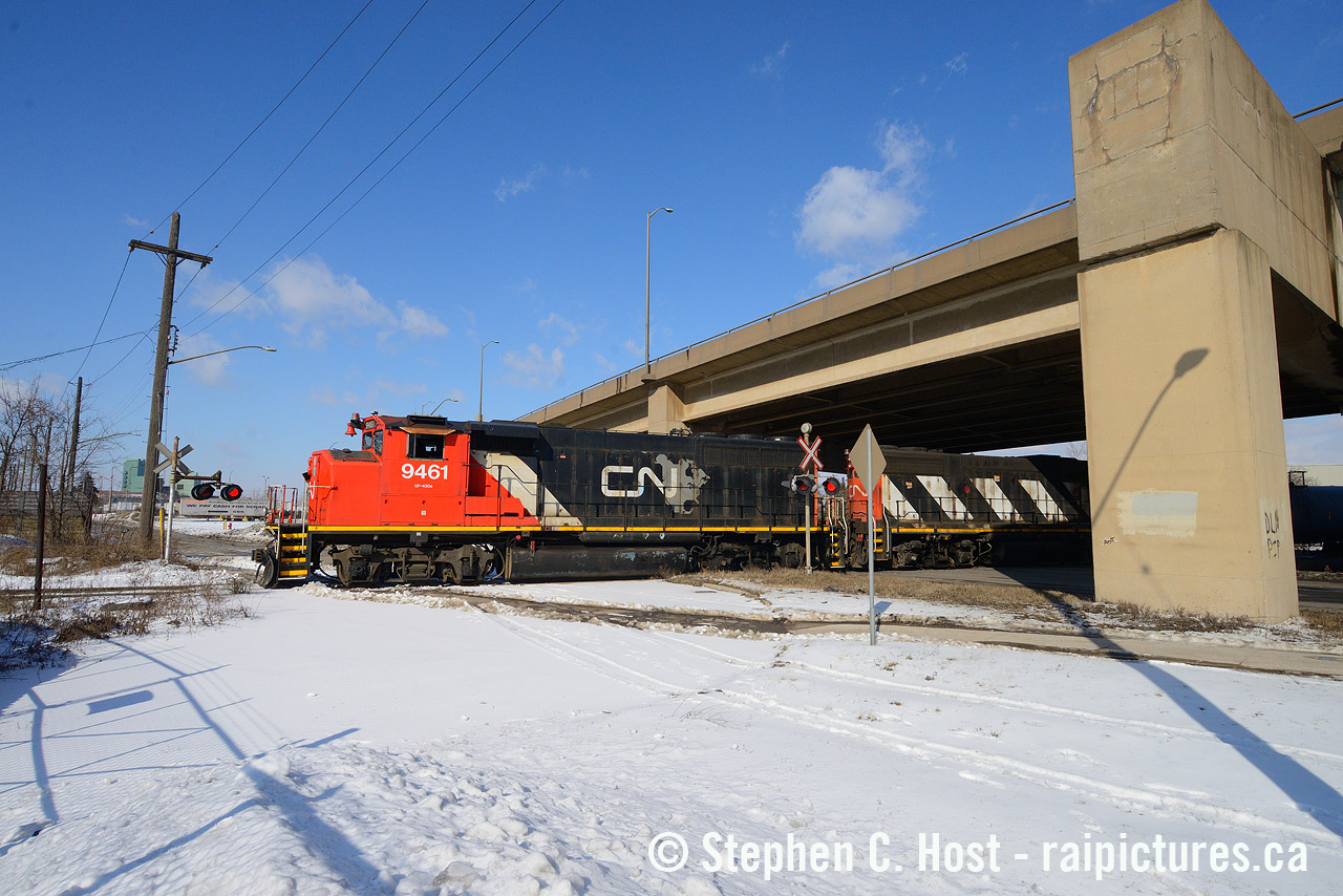 The 0700 yard job is seen reversing under the Burlington Skyway, now known as the Nikola Tesla Parkway. This is one of the few (2?) CN North America painted GP40-2w's left on the roster and it shows the paint scheme really well, and nice low winter light too. Note the grade crossing, that's actually the end of a cul de sac with a grade crossing, rather strange, but someone seems to have ignored it and driven right through... the entrance behind me (to left) is for the former Siemens factory which has been closed for some time.