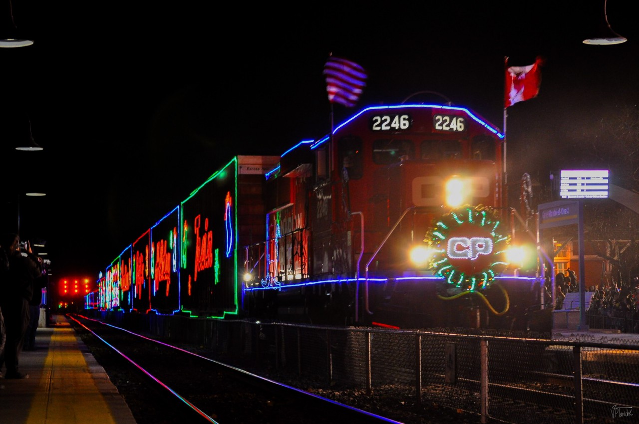 On November 21, 2023, the CPKC Holiday Train makes its first stop in Canada. (1/2)