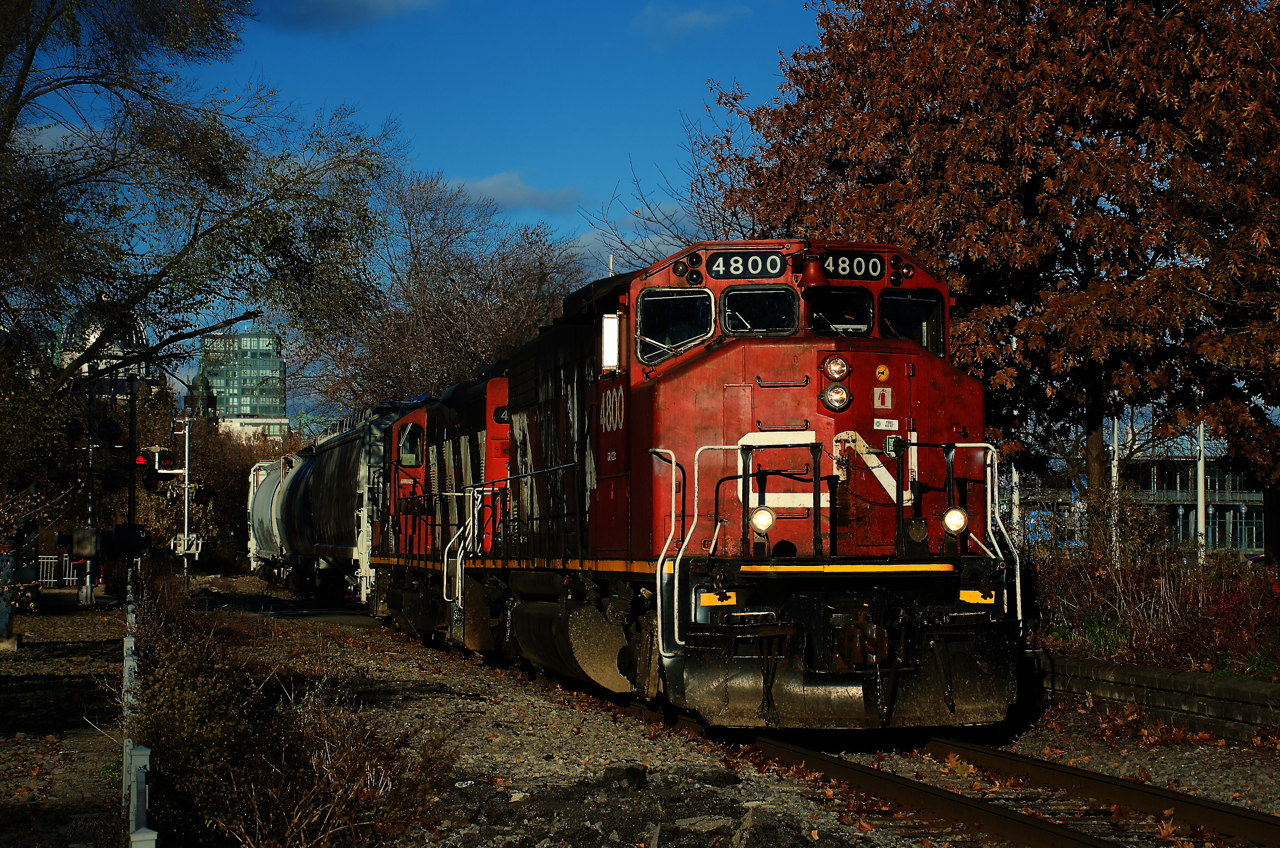 CN 4800 & CN 4139 are leading a transfer out of the Port of Montreal.