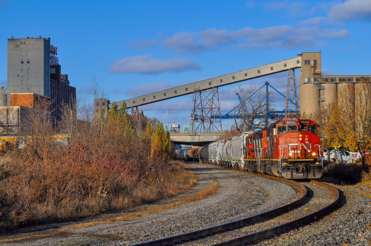 On November 24, 2023, the CN 500 (PSC switcher) returns from the port of Montreal with a 1,500-foot train.