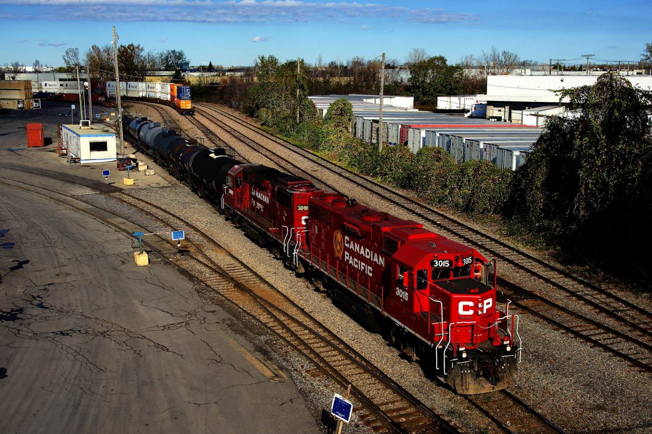 CP 3015 in fairly fresh beaver paint leads G95 as it leaves Lachine IMS Yard for St-Luc Yard with CP 3099 trailing.