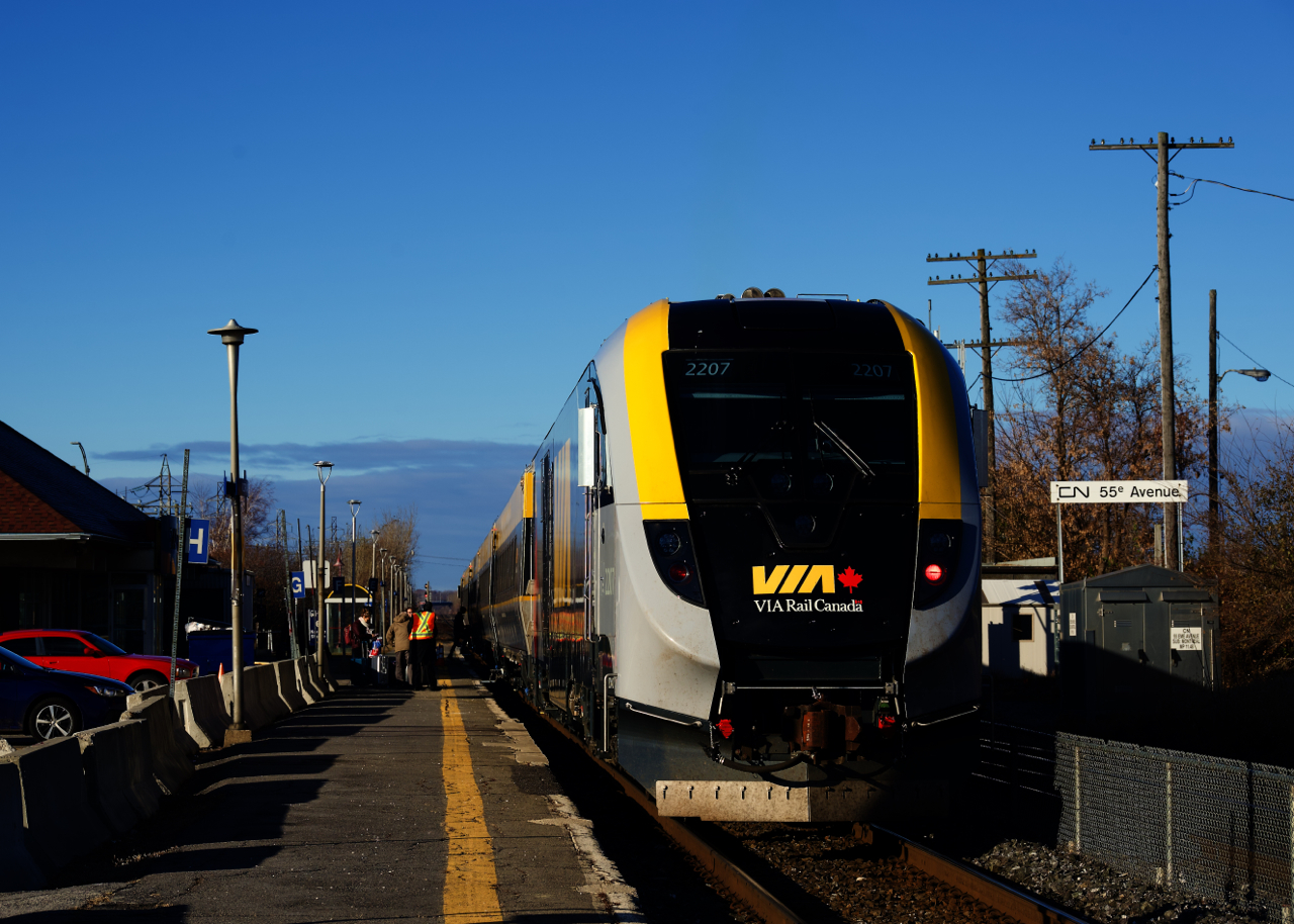 VIA 633 for Ottawa boards passengers at Dorval.