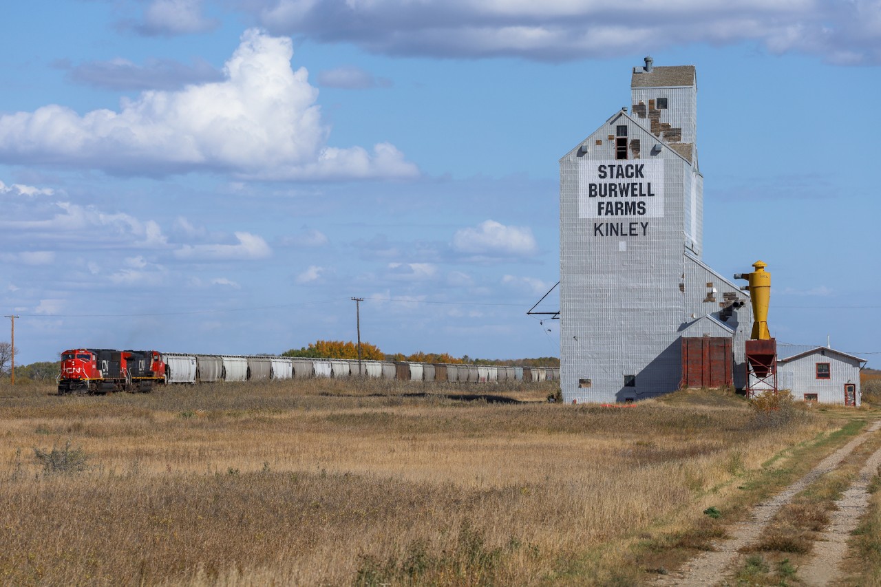 G 81741 28 highballs past the elevator at Kinley, Saskatchewan