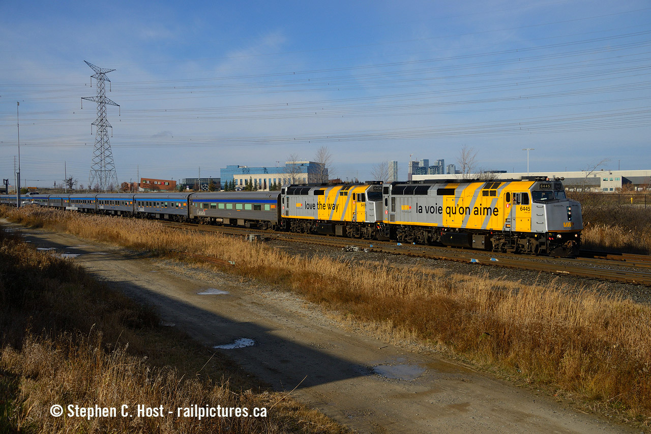 In response to this photo posted this week by John Freyseng of a 15+ car Tempo Train, here's what counts for a long train in 2023, a 15+ car #1 heading to Vancouver on Sunday morning.