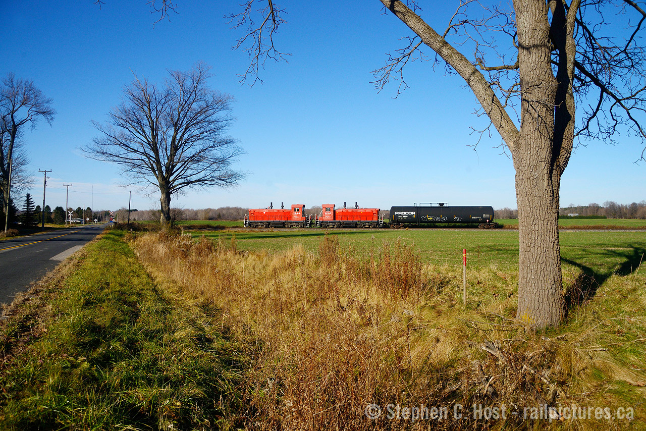 A perfect little branchline train heading to St. Thomas, with a single CP car for Factor Gas. They would add a few more CN cars in St. Thomas before switching out the empties at Factor. The next few weeks are usually when OSR runs weekend extras to ensure farmers have enough propane to dry corn for winter storage.