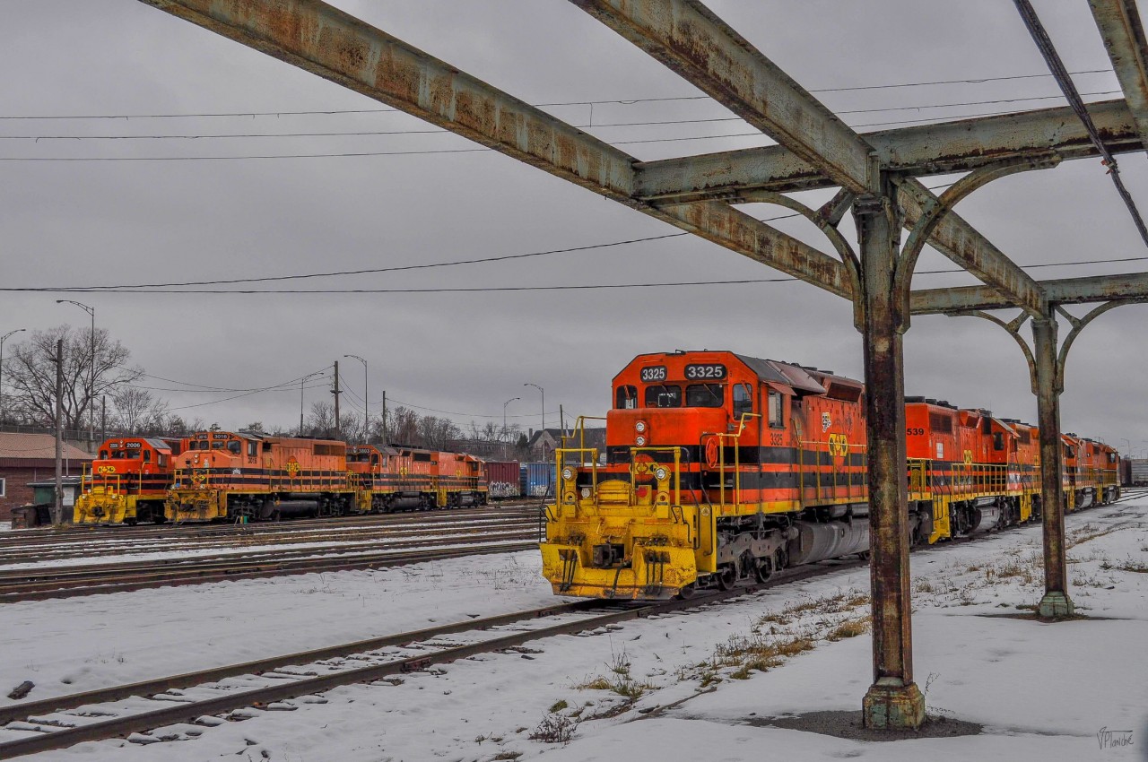 On December 2, 2023, the QGRY Trois-Rivières yard was very full, I was happy to see SD40s which are becoming increasingly rare with the arrival of the SD70MACs.