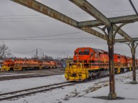 On December 2, 2023, the QGRY Trois-Rivières yard was very full, I was happy to see SD40s which are becoming increasingly rare with the arrival of the SD70MACs.