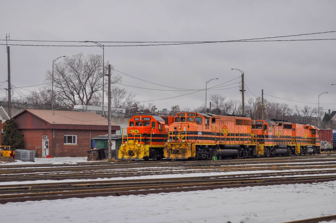 On December 2, 2023, the machines at QG 911/910 (Shawinigan Turn) are not working on Saturdays, so they are resting with the other powers. The 3016, ex-CN GP40-2L, is the last one still circulating on the QGRY trackage. The 3015 had an accident at the beginning of the century and the 3014 has been rented for years to the Saint Lawrence & Atlantic.