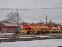 On December 2, 2023, the machines at QG 911/910 (Shawinigan Turn) are not working on Saturdays, so they are resting with the other powers. The 3016, ex-CN GP40-2L, is the last one still circulating on the QGRY trackage. The 3015 had an accident at the beginning of the century and the 3014 has been rented for years to the Saint Lawrence & Atlantic.
