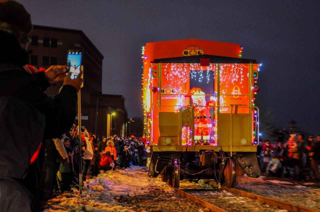 On December 2, 2023, the QGRY Christmas train moves slowly towards the port, where the only Street Running in Quebec is located. Unfortunately, no trains since 2009. Preview here of the G&W painted caboose as well as the Christmas decorations