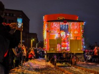 On December 2, 2023, the QGRY Christmas train moves slowly towards the port, where the only Street Running in Quebec is located. Unfortunately, no trains since 2009. Preview here of the G&W painted caboose as well as the Christmas decorations