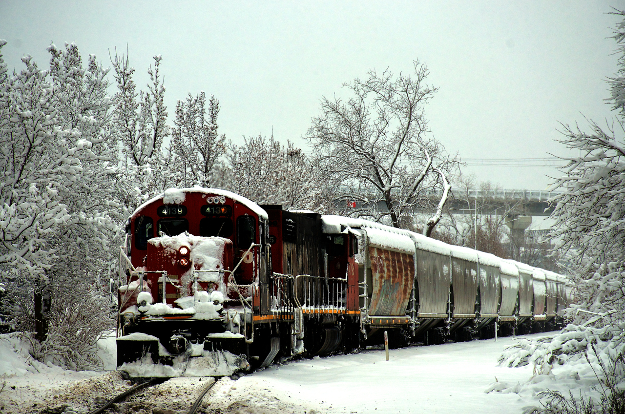 Thick snow continues to fall as CN 4139 & CN 4795 shove grain empties from Track PC-27 back to Pointe St-Charles Yard.
