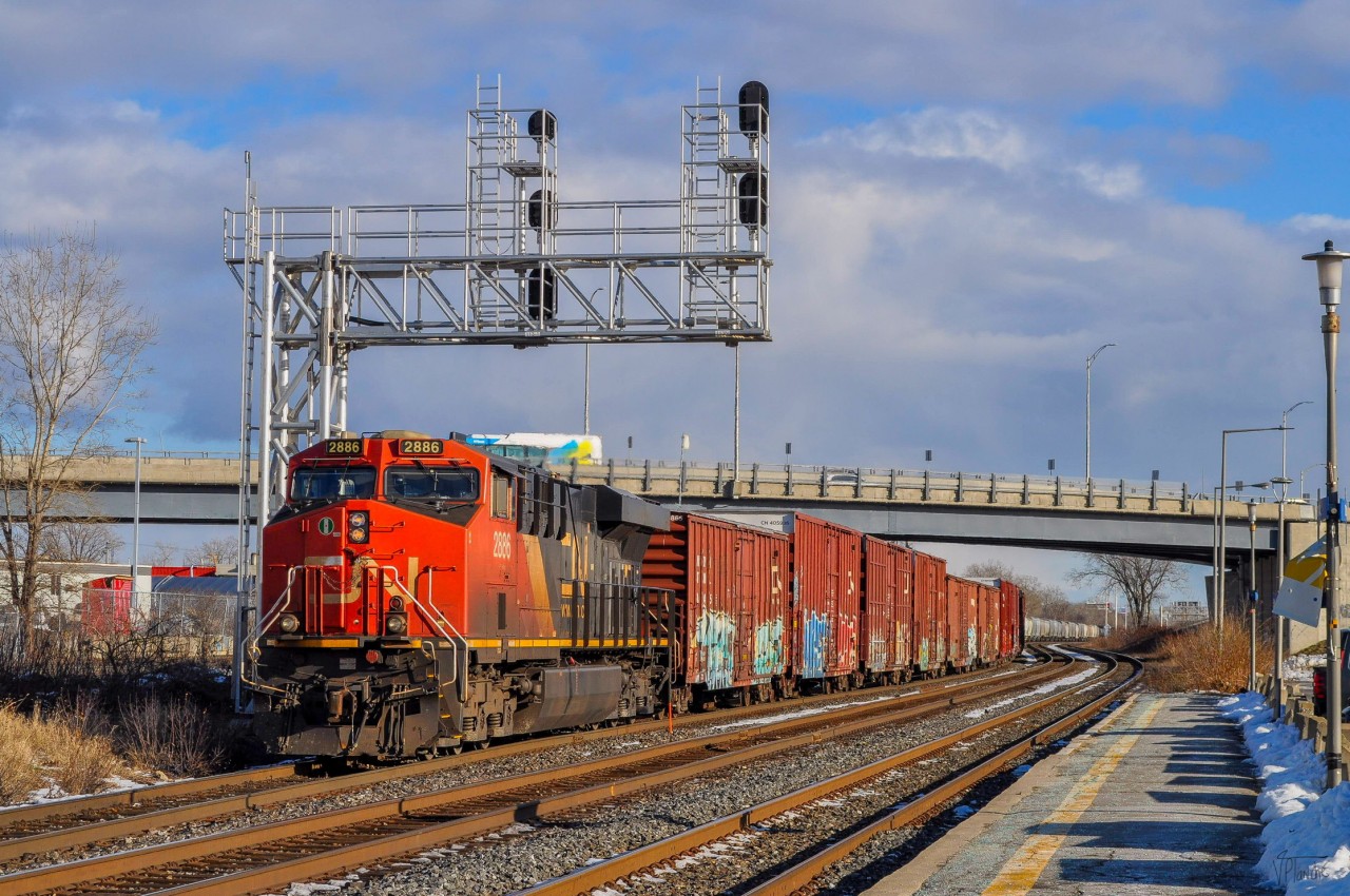 On December 13, 2023, Canadian National GE ES44AC 2886 leads train 369 to Toronto at reduced speed. In fact, the train will stop a few meters later to let VIA 62 pass.