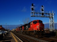 CN 8862 & CN 8805 lead a relatively rare non-DPU CN 322 through Dorval.