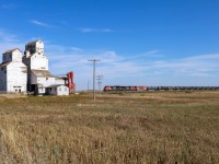 M 31341 25 rolls past the Prairie Sky Scraper at Leney, Saskatchewan. 