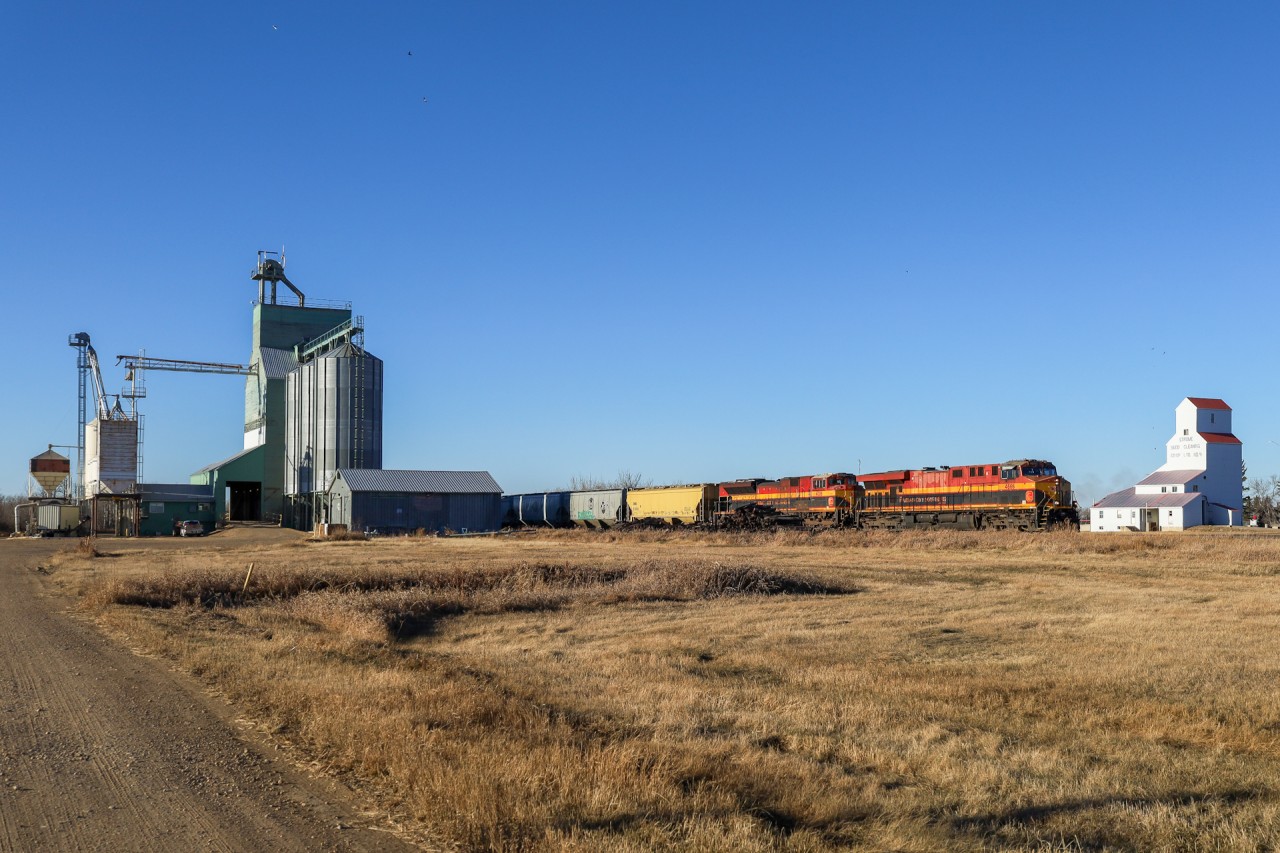 KCSM 4666 rolls through Strome, past the elevator and the seed cleaning co-op.