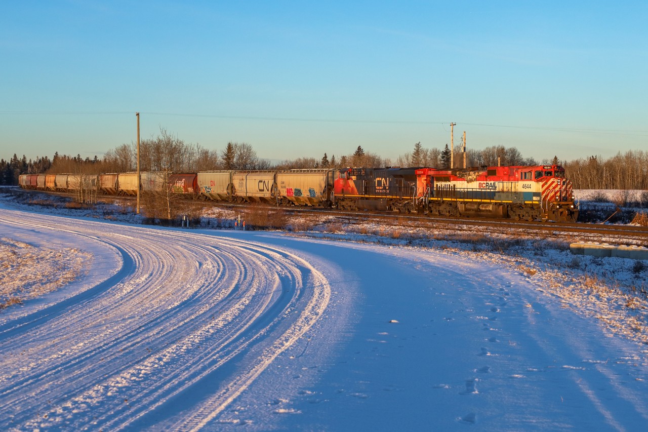 BCOL 4644 rolls through Lindbrook moments after sunrise with a grain train for Humboldt.