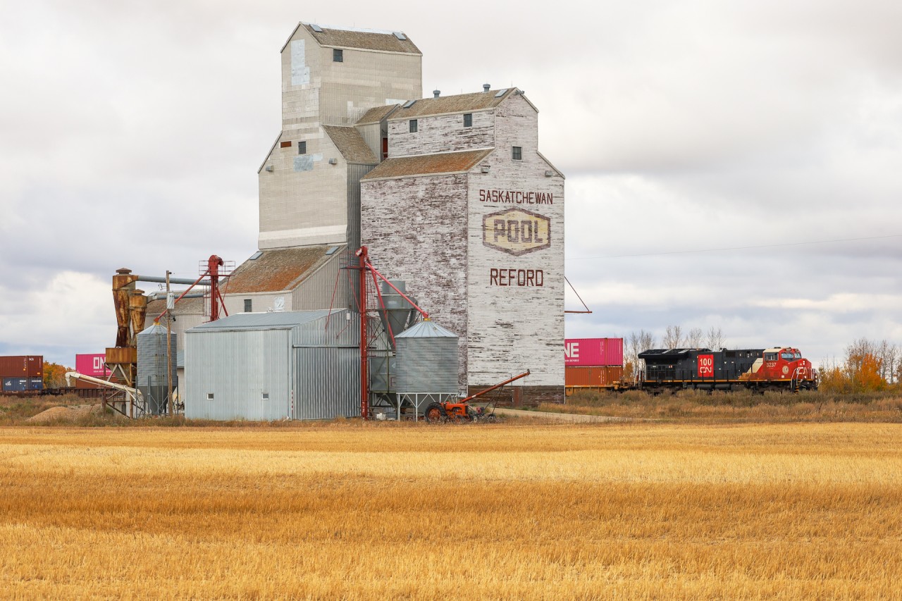 X 11651 26 highballs past the nicest wooden elevator left on the Wainwright Sub, at Reford, Saskatchewan.