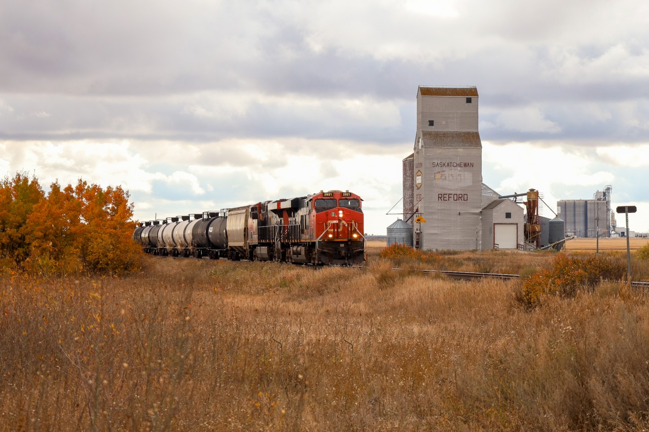 M 31341 28 departs Reford after setting out two units in the loop track at Robinson (elevator visible to the right).