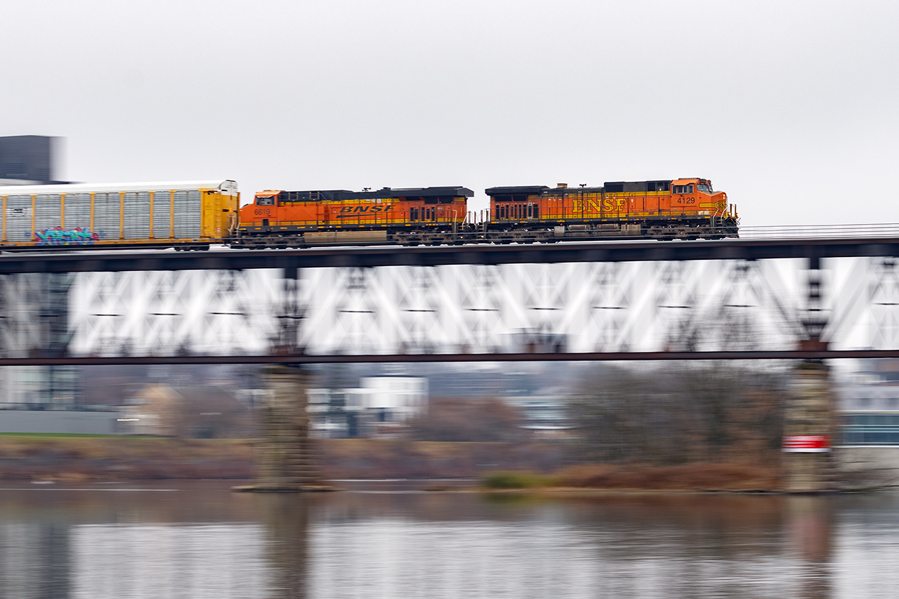 137 is usually a good candidate for foreign power.....but having it lead is still a novelty. Murphy would have it that this would occur on one of the greyer days of recent weeks, but beggars can't be choosers. So, with a little injection of colour, 137 crosses the Grand River panned at 1/10th.