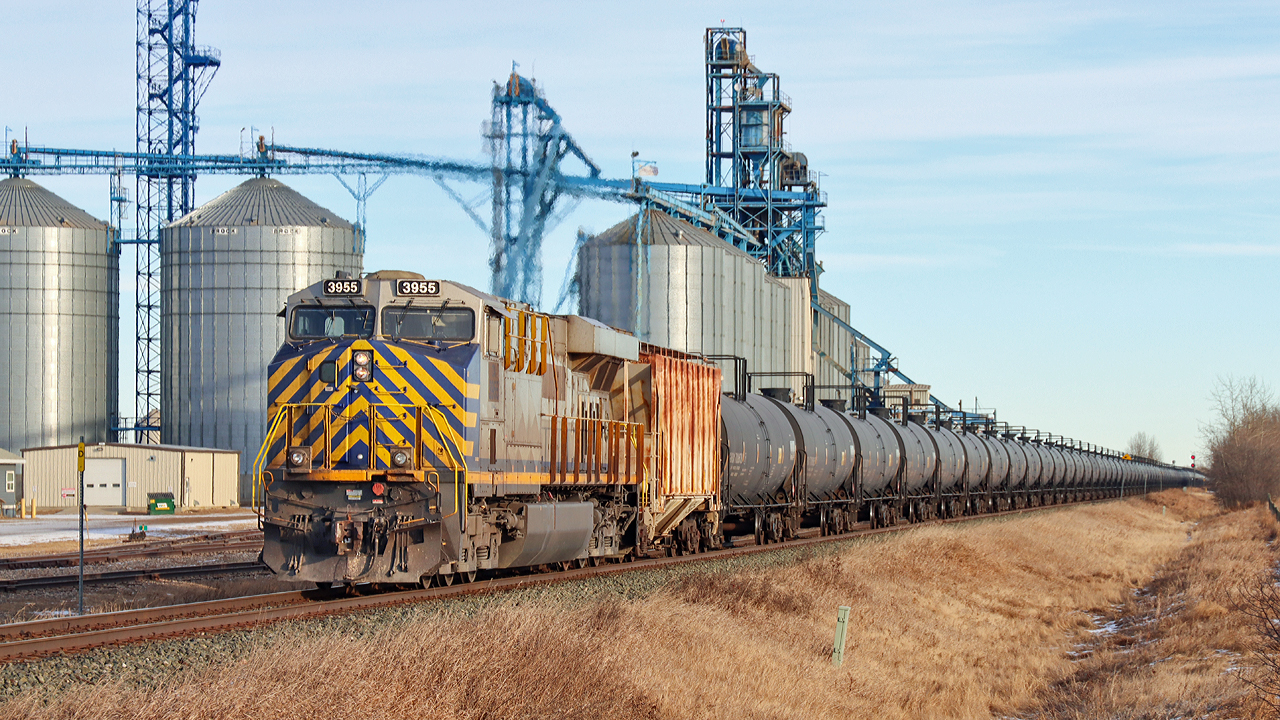 CN 3955 is the rear DP on an oil train passing the Gaudin Elevator on route to the Bruderheim Energy Terminal.