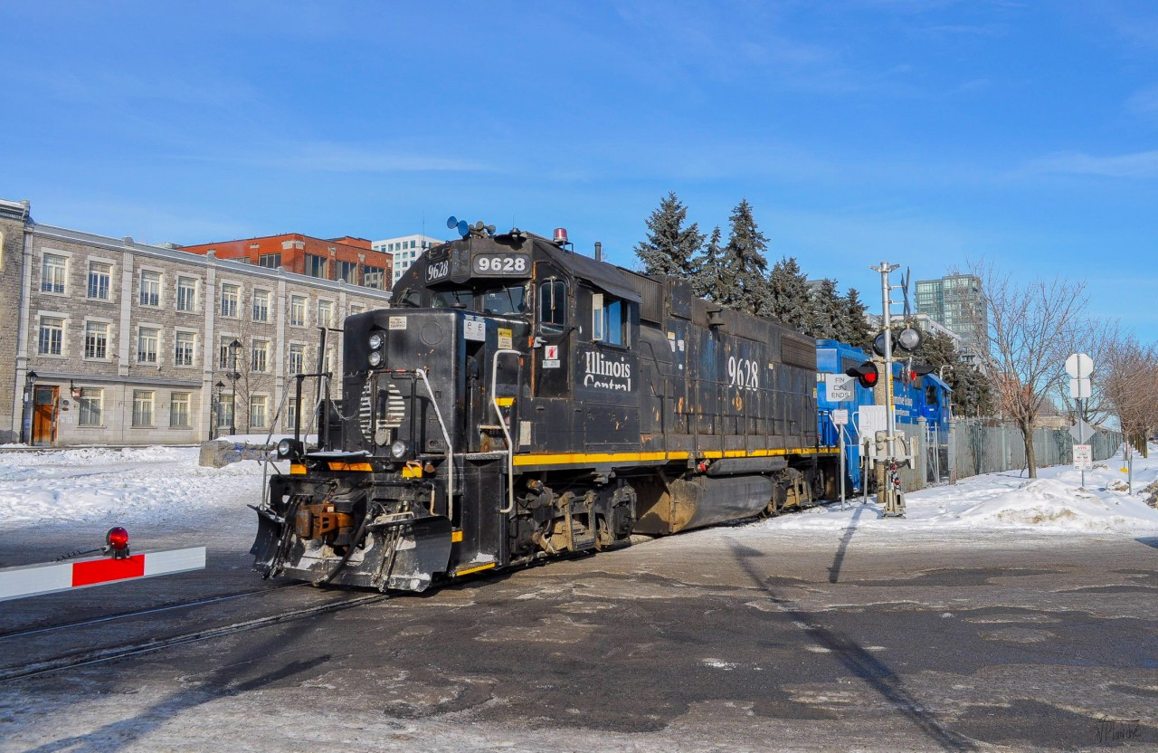 On January 19, 2024, the CN 500 reverses towards the Port of Montreal yard to pick up cars with IC 9826!
