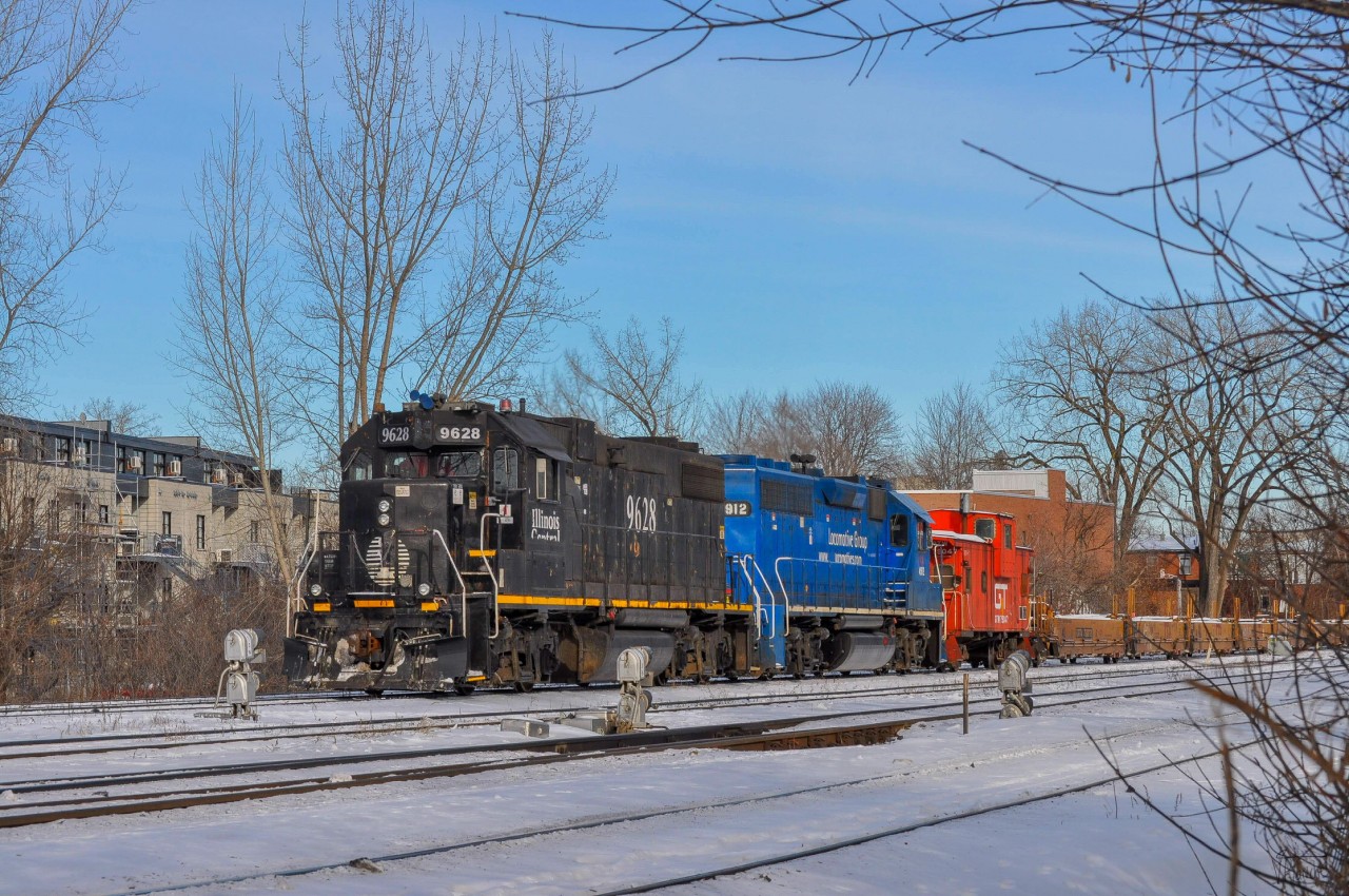 On January 19, 2024, the CN 500 returned from the Port and hitched up with the GTW caboose. We see on the right the CN 527 which is maneuvering.