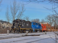 On January 19, 2024, the CN 500 returned from the Port and hitched up with the GTW caboose. We see on the right the CN 527 which is maneuvering.