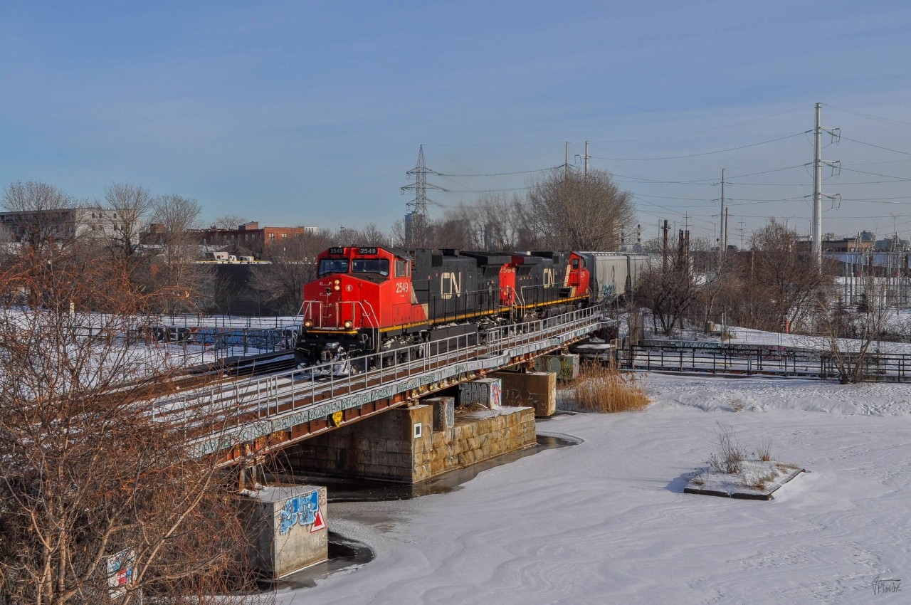 On January 19, 2024, CN 527 crossed the Lachine Canal with a GE without a logo on its nose.