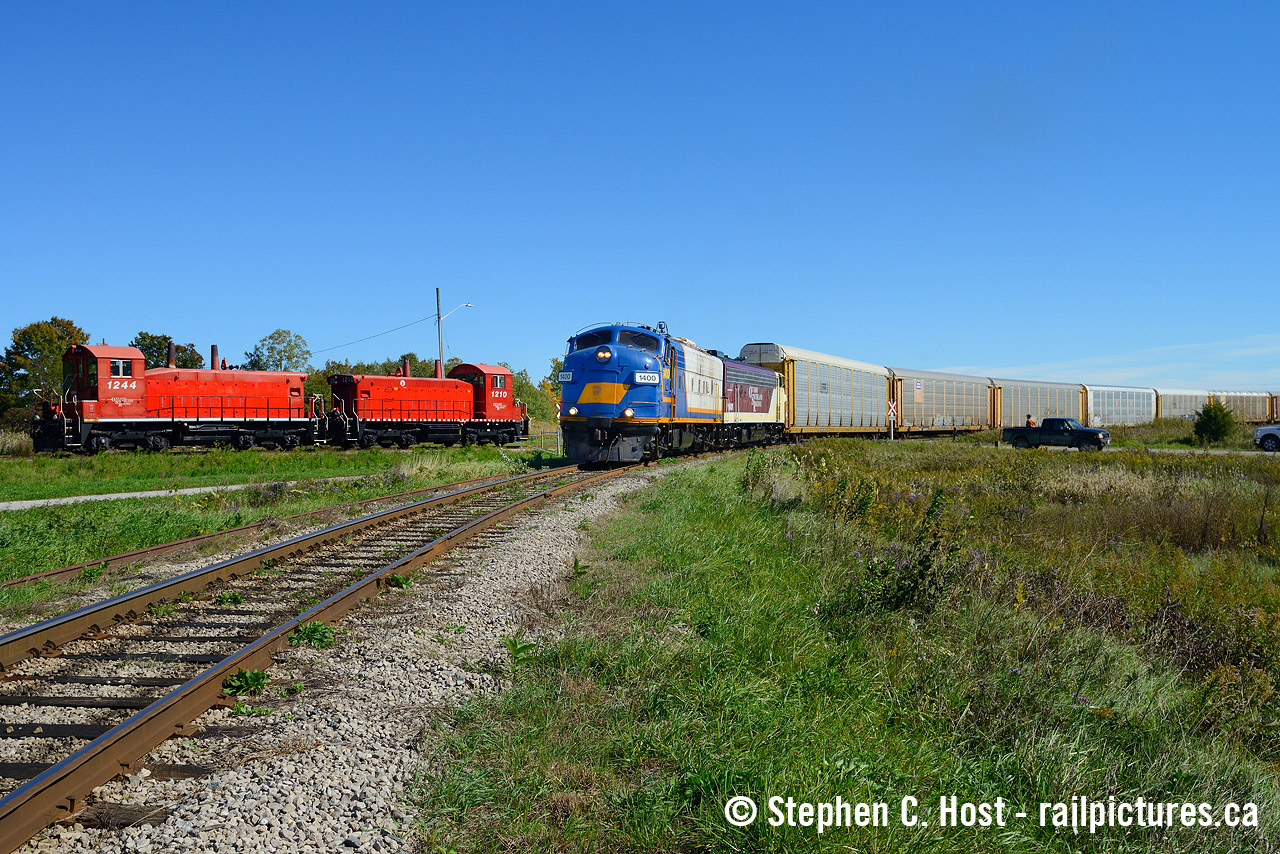 More sun is right - this has got to have been the most dismal, grey, non sunny fall and winter I've ever witnessed. A bit of sun here and there, but you can count the sunny days on less than two hands for sure. Began in October, and as I type this nearing the end of January, South Western Ontario's grey spell is not expected to break until  February 1. Here's a nice sunny day in October 2018, with the Woodstock turn reversing into CAMI passing the CAMI job's power on the wye. At the time, CAMI was still pumping out the Equinox, OSR still had a dedicated CAMI job and the F units could be found out with nobody else around because they still got out regularly and everyone had their fill. Lucky for  me this is one of the few chases I got of OSR 1400.
The CAMI plant switched to electric vehicles in 2023 but halted production due to battery supply issues. They're not expected to re-start until Spring 2024. None of the Brightdrops go by rail... so the CAMI job remains abolished for now. The Gen Auto mixing centre still ships vehicles in and out, about 30 autoracks per week, a far cry from the 80 per day they were doing when the GM plant was full tilt.