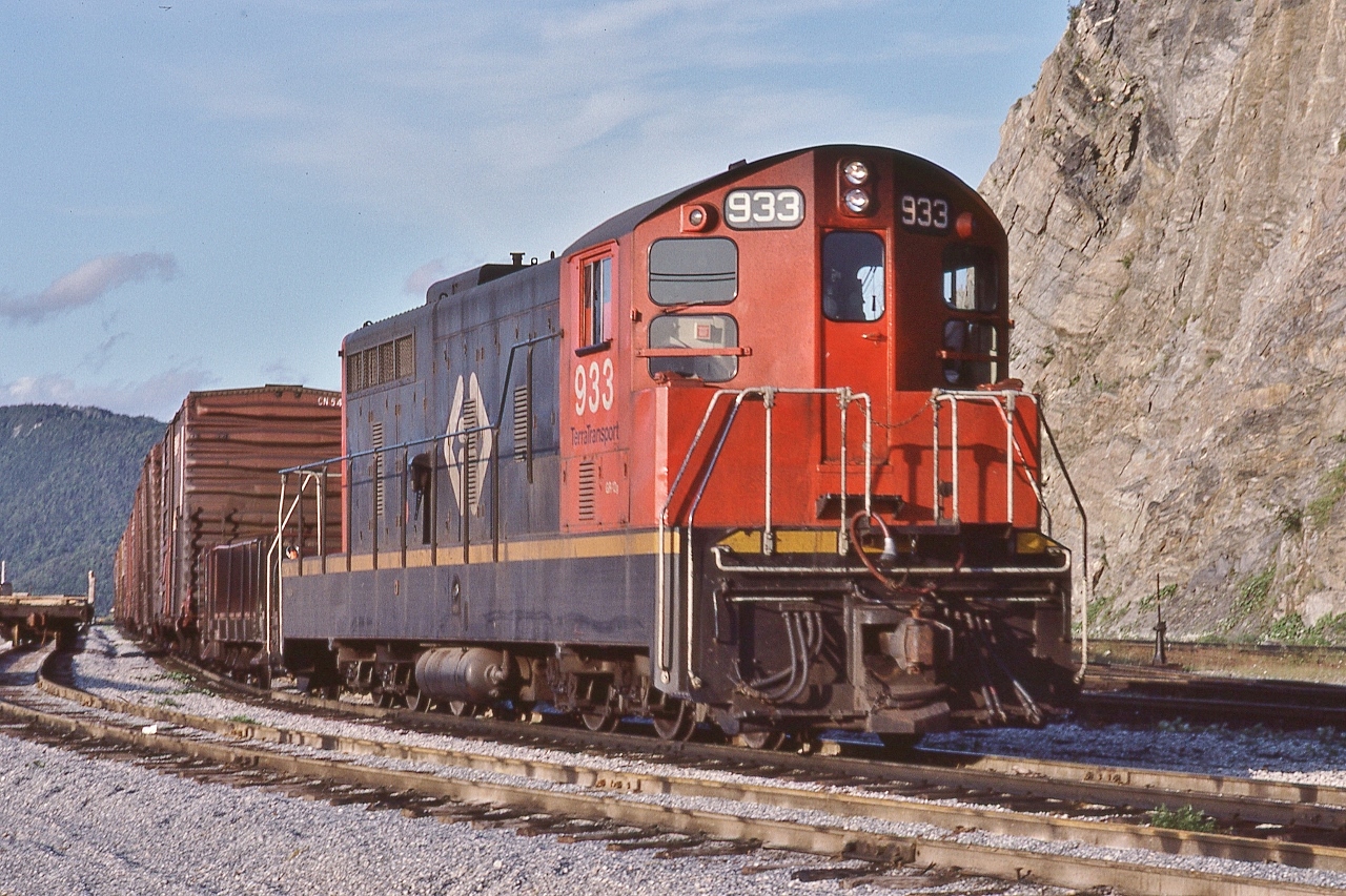 GMD 1959 built NF210 #933 powers the Corner Brook yard job.


By 1989, TT #933 and eleven sisters to Chile. 


 The Rock, August 2, 1982 Kodachrome by S.Danko


Reportedly, by 2017, the F.C.A.B. (Ferrocarril de Antofagasta a Bolivia (FCAB) in Chile has acquired  up to  22 ex TT NF210's, the original 12 from TT, the other ex TT units from  FCP, Nicaragua (seven in 1994), and from SQM and SIT.


More Yard duty on The Rock:


   P-A-B  


sdfourty