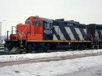 The program had just started, and they were just being reintroduced to the system. It won't take long for the paint to look like the trailing GP40-2. Happily, there are a few still going strong in 2023, but the clock is ticking.