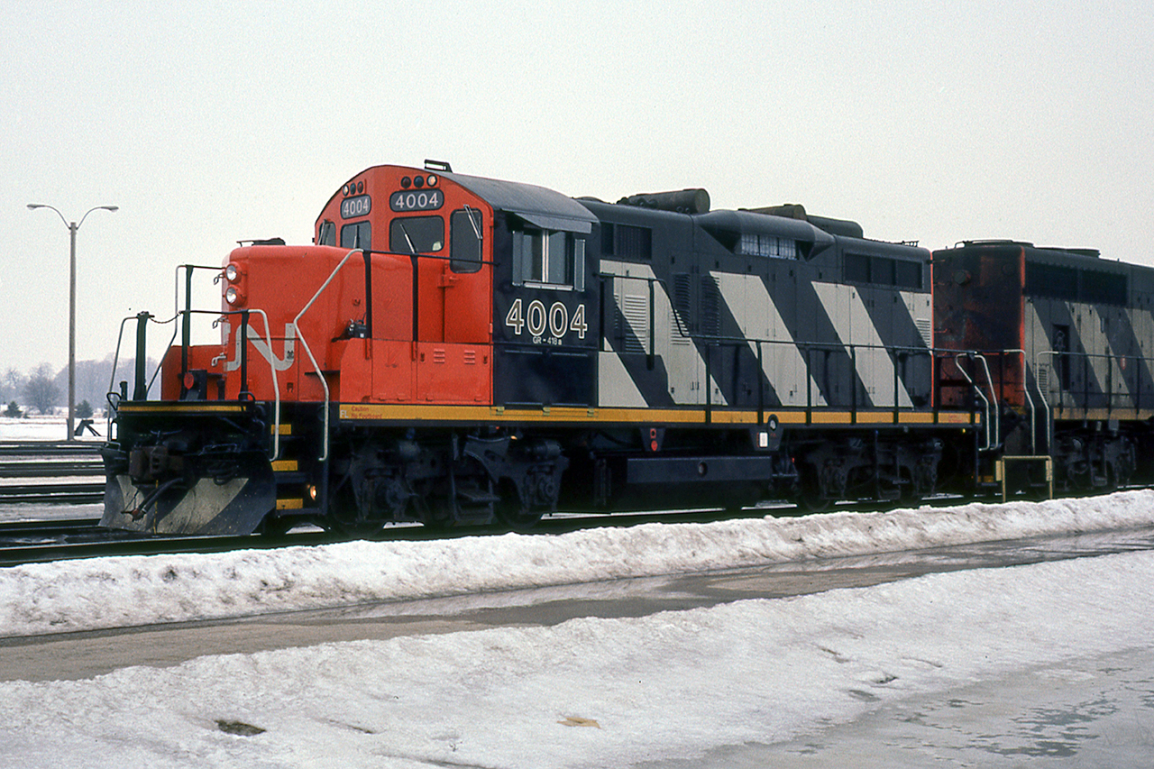 The program had just started, and they were just being reintroduced to the system. It won't take long for the paint to look like the trailing GP40-2. Happily, there are a few still going strong in 2023, but the clock is ticking.