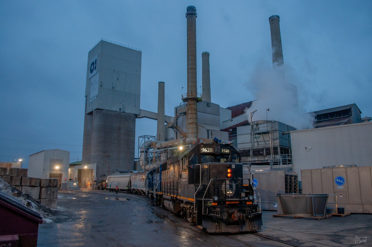 On February 23, 2024, CN 596 serves the customer OI Canada (Owens Illinois Corp), west of VIA Rail's MMC.