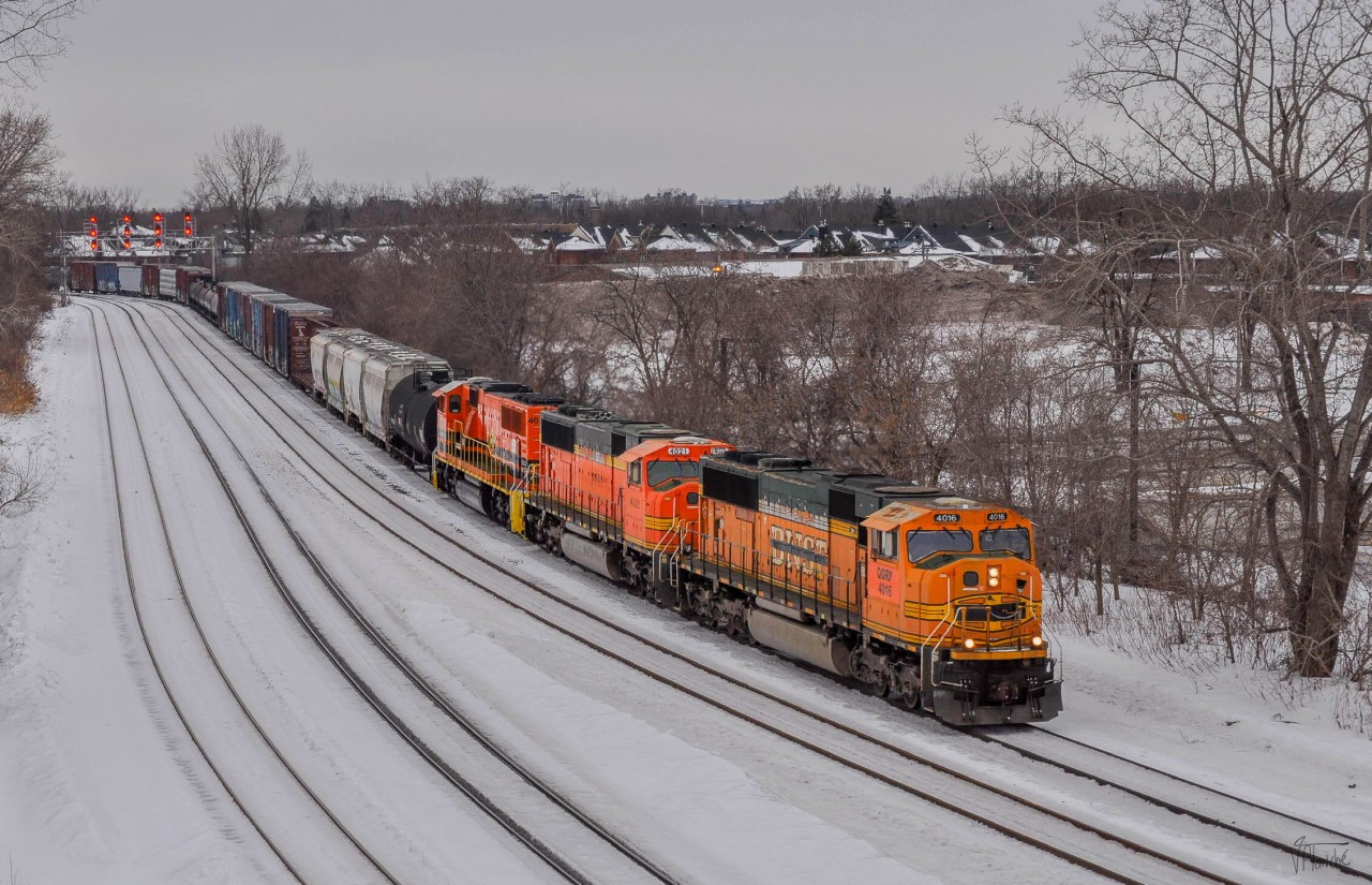 On February 3, 2024, QGRY SD70MAC 4016 led a large 502 towards Sainte-Thérèse. Behind is the 4021, recently acquired, as well as the 4018, repainted a few months ago in the colors of the G&W.