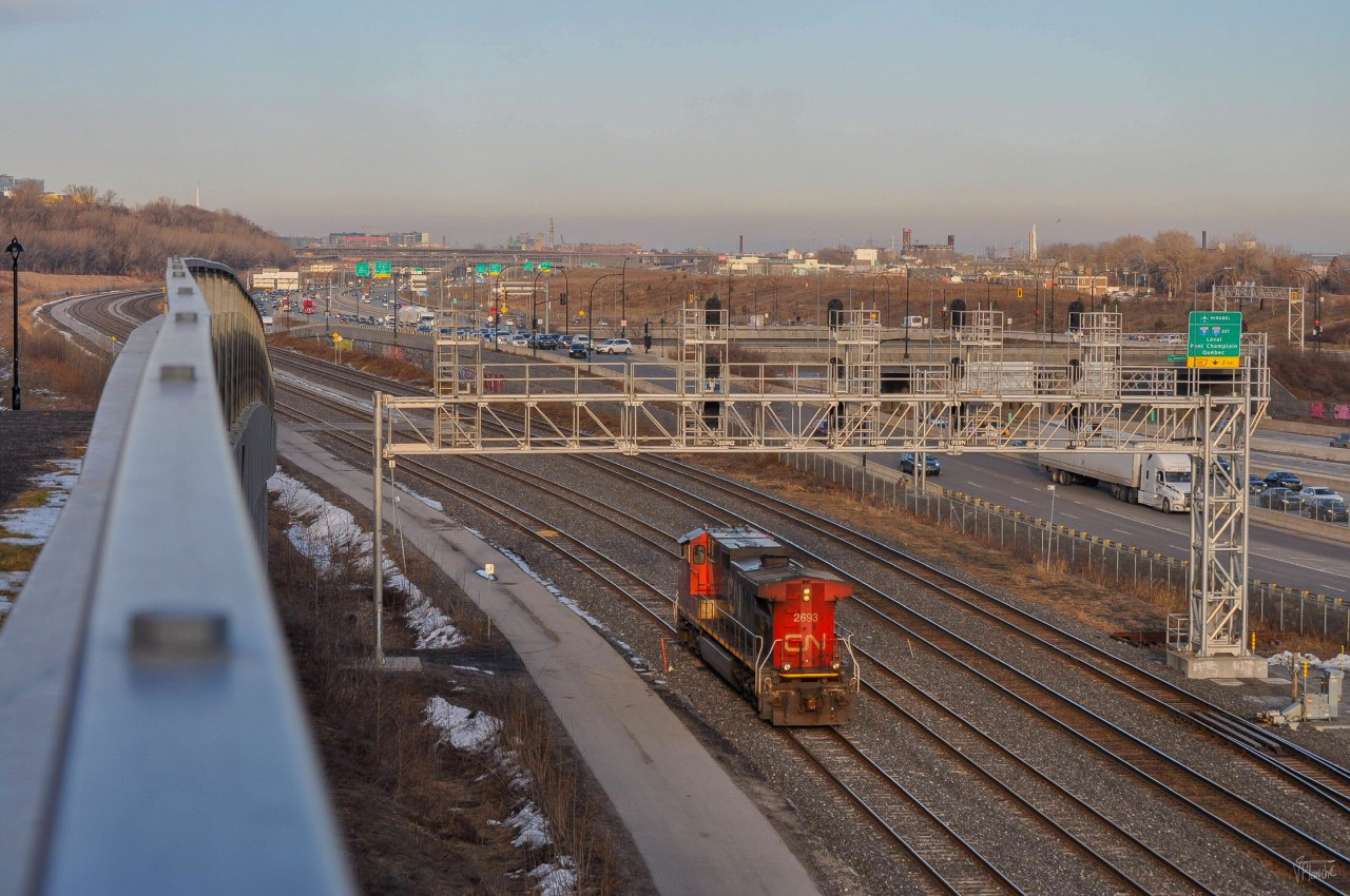 On February 13, 2024, CN 2693 passed under the signal at Turcot-Ouest, and returned to Taschereau after working with grains cars.
