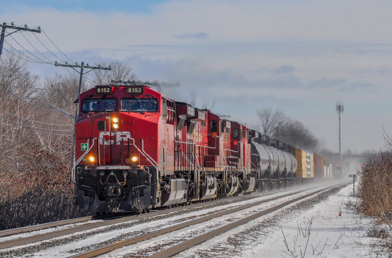 On February 17, CPKC 231 has just crossed the hollow between Beaconsfield and Beaurepaire and is preparing to cross the level crossing east of the EXO station.