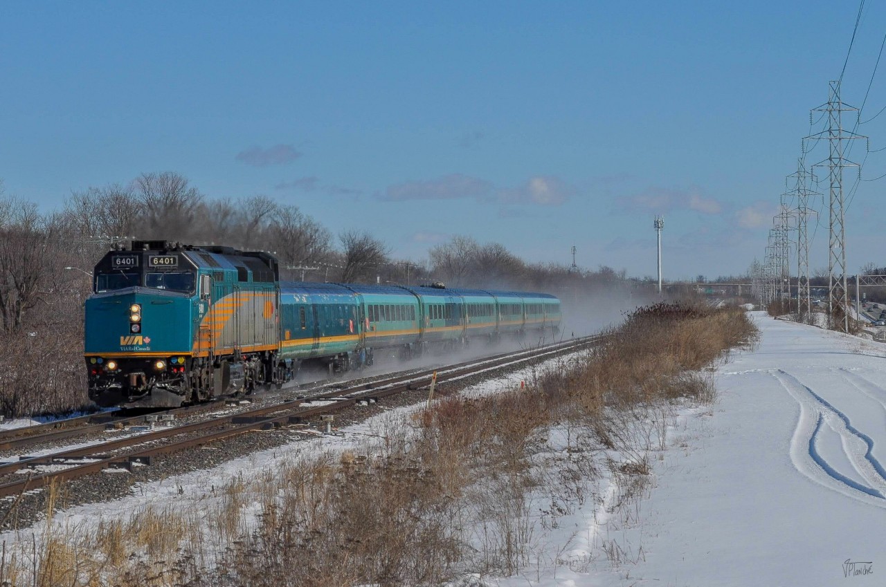 On February 17, VIA 6401 (first of the series, RIP 6400) leads VIA 35 with 7 "renaissance" cars towards Ottawa.