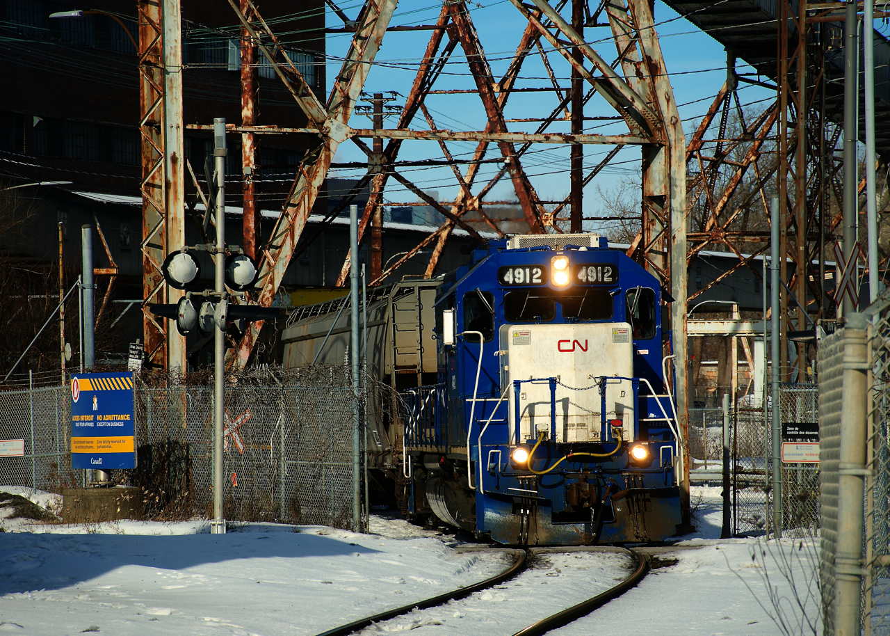 CN 500 is heading back to Pointe St-Charles Yard in Montreal with just one car sandwiched between two Geeps.