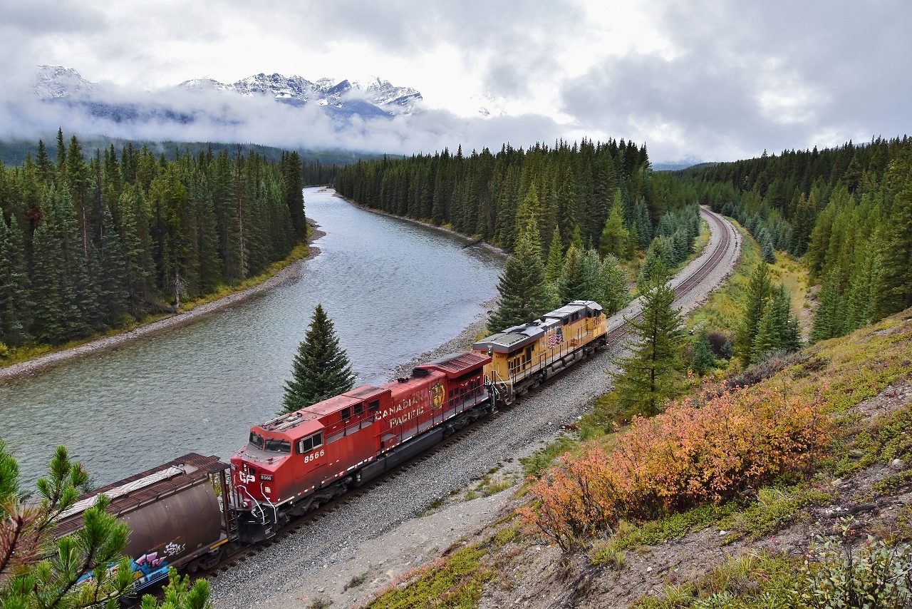 UP 5456 West powers CPR grain load train with UP 5456 – CP 8566 and dpu KCS 4172 approaching Lake Louise 


GE AC45CCTE – GE AC44CW and dpu EMD SD70ACe 


near mile 100 Laggan Subdivision, Storm Mountain lookout, on the Bow Valley Parkway at 10:50 MDT Sept 17 2018 digital by S Danko 


more


   KCS4172   


   UP5456  


sdfourty