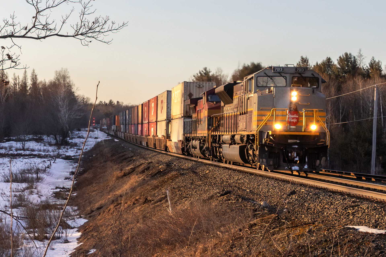 Catching the last light of day. Despite the heads-up from Chris Derro, this one was rather difficult to catch...CP sent 2 stack trains down the Bala Sub back to back causing an amusing 100km of wasted chase, and almost missing it all together.