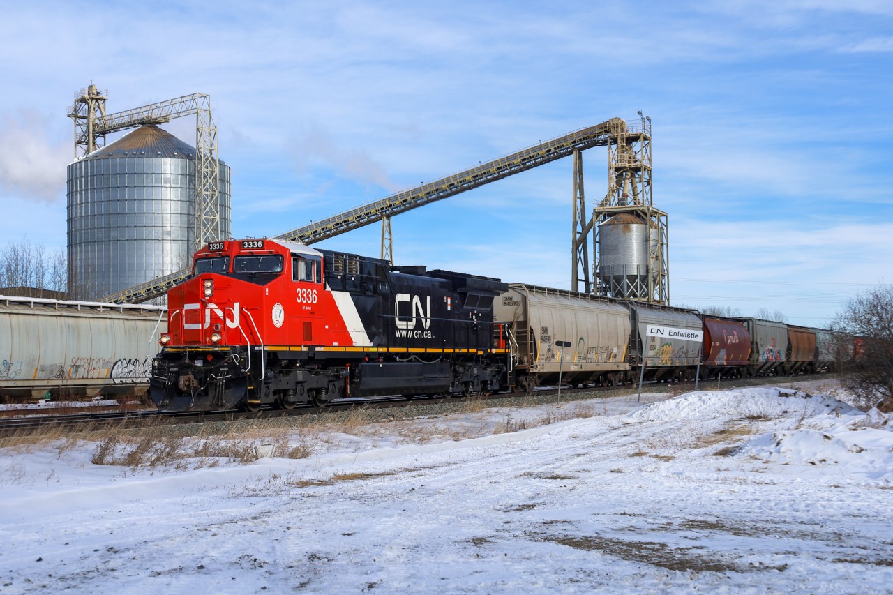 A relatively “new” rebuilt GE CN 3336 grinds past the wood pellet plant at Gainford with Saskatoon to Prince Rupert G 87531 24. 

CN G 87541 24: CN 3336, CN 3042 – DP 1x1x0 – 137 cars