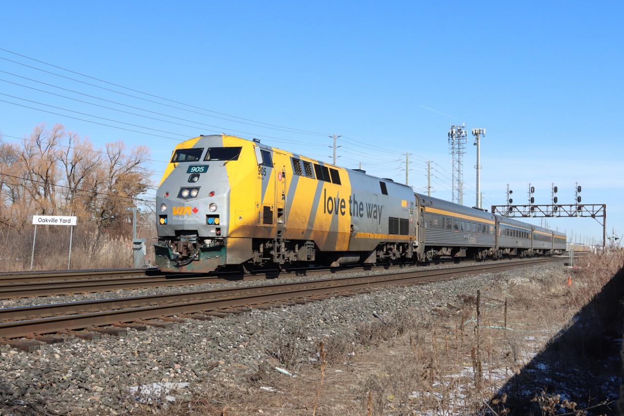 V73 hustling through Oakville Yard for the scheduled on-time arrival at Oakville.