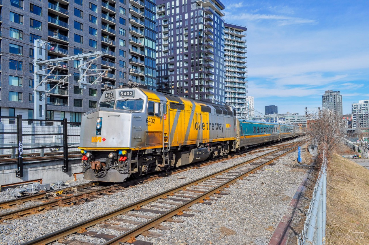 On March 5, 2024, VIA 65 (Montreal - Toronto) has just left the central station and is heading west.