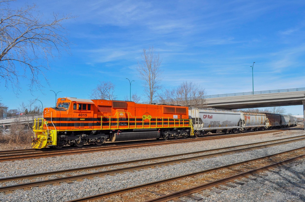 On March 7, 2024, the DPU of QG 324 passed Outremont. The SD70MAC was repainted in G&W colors last November.