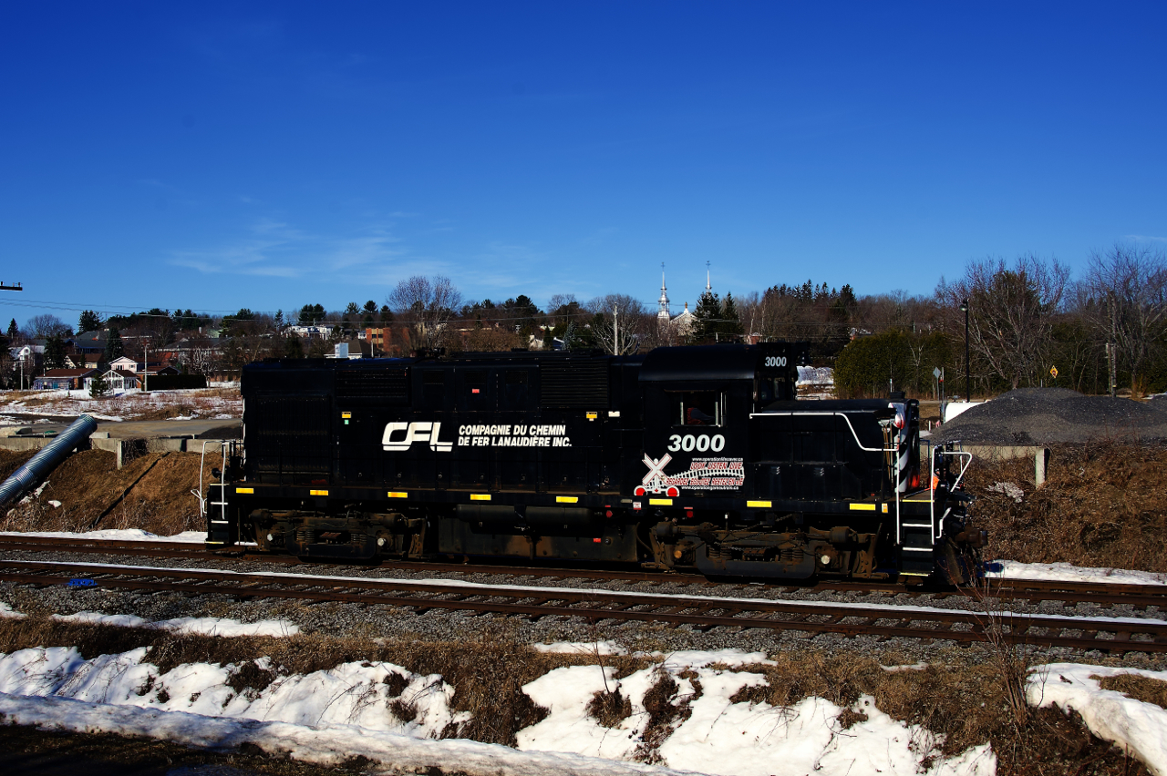 RS-18 CFL 3000 is heading back to the head end of its train after lifting two hoppers at a mill in its hometown of Saint-Félix-de-Valois.