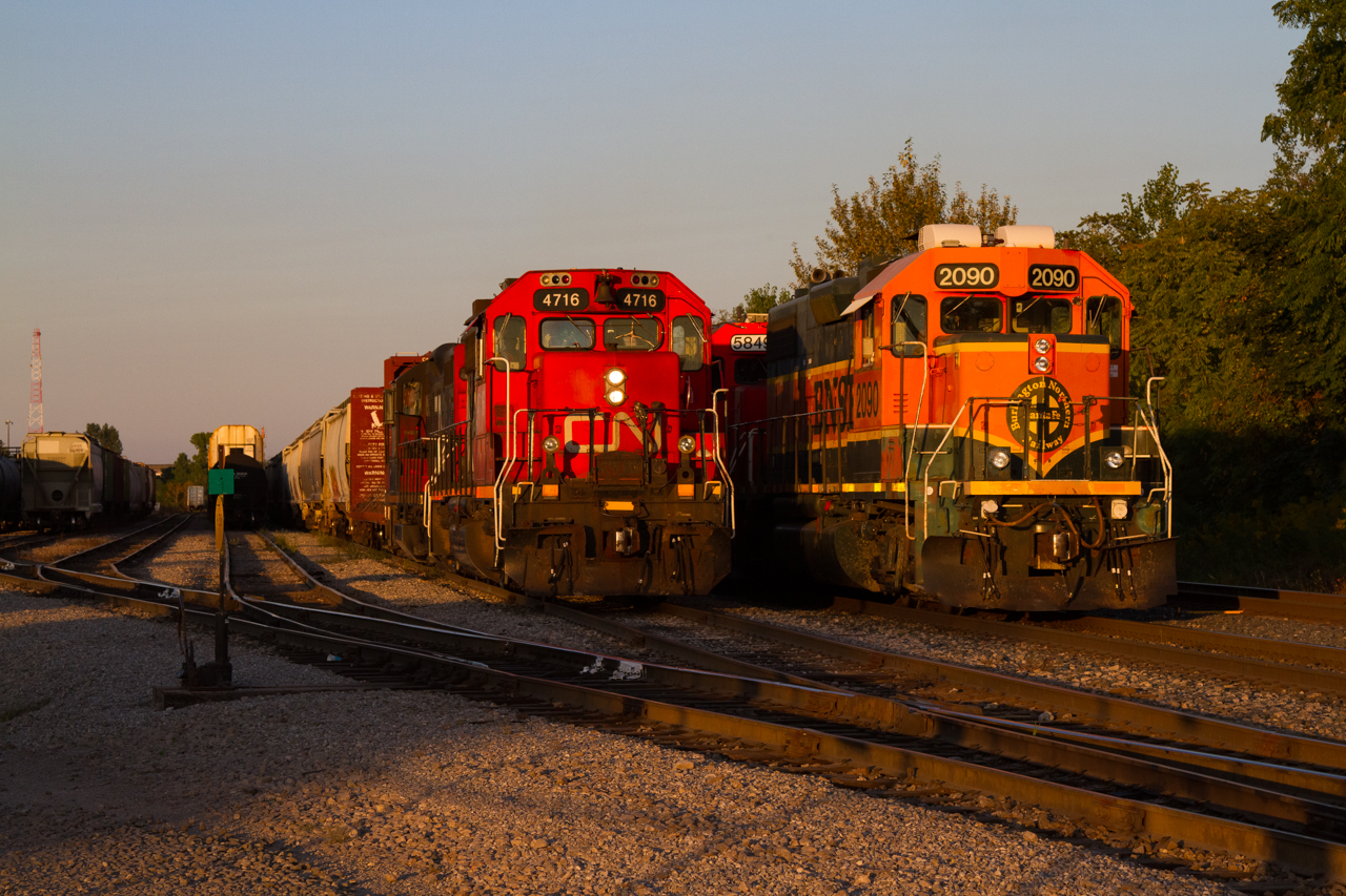 At left, 568 switches up the yard after a failed attempt for Stratford earlier. To the right, is 568's earlier power (9449 4725), combined with 540's set that only lasted a day or two (2090, 5849, 4902). 587 would later take that set and 568's earlier train westward under the cover of darkness.